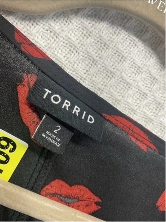 NWOT Torrid Black/Red Lips Print Cold Shoulder V-Neck Blouse Women 2X - Picture 2 of 10